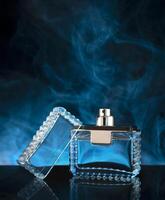 blauw rook en parfum flessen Aan een zwart achtergrond foto