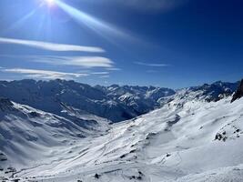 een visie van de bergen van een ski helling foto