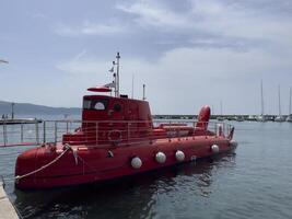 een rood boot in de water foto