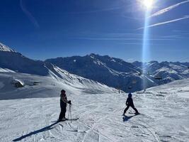 persoon Aan ski Aan een besneeuwd berg foto