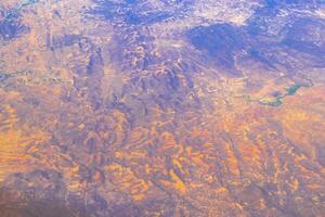 vliegend vliegtuig over- Mexico wolken lucht vulkanen bergen stad woestijn. foto