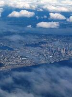 stad van reclame vliegtuig door wolken foto