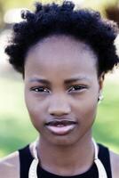 buitenshuis portret aantrekkelijk Afrikaanse Amerikaans tiener meisje foto