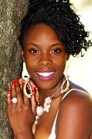 aantrekkelijk glimlachen Afrikaanse Amerikaans vrouw buitenshuis portret foto
