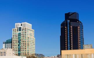 sacramento, ca, 2015 - modern kantoor gebouwen tegen Doorzichtig blauw lucht foto