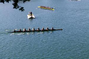 folsom, ca, 2011 - Dames bemanning team in boot Aan meer roeispanen omhoog folsom Californië foto