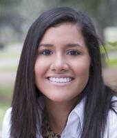 jong latina tiener meisje portret met glimlach foto