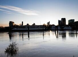 sacramento, ca, 2012 - rivier- voorkant van west sacramento vroeg ochtend- foto