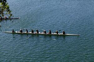 folsom, ca, 2011 - Dames roeien bemanning in boot Aan rivier- beoefenen foto