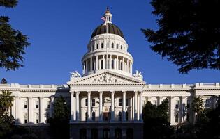 sacramento, ca, 2015 - voorkant van staat Capitol gebouw blauw lucht foto