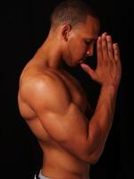 zonder shirt Afrikaanse Amerikaans Mens Aan donker achtergrond afgezwakt lichaam foto