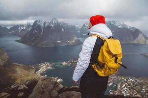 man reiziger wandelen op de bergrug van reinebringen in noorwegen levensstijl avontuur reizen foto