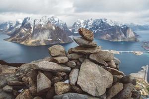 schilderachtig landschap van toppen, meren en huizen van de lofoten-eilanden. reine village, rorbu, reinbringen foto