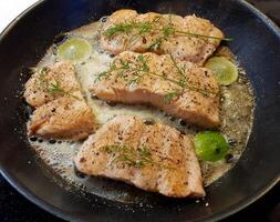 vers Zalm filet met kruiden en specerijen foto