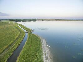 meer, eenzame boom reservoir, en irrigatie greppel in noordelijk Colorado in de buurt liefdesland - antenne visie foto