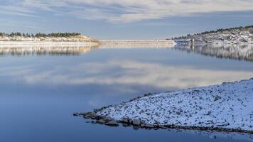 voerman meer in noordelijk Colorado in winter landschap foto