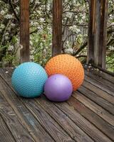 zwaar dichtslaan ballen gevulde met zand Aan een achtertuin dek, oefening en functioneel geschiktheid concept foto