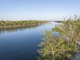 voorjaar zonsopkomst over- de Missouri rivier- Bij dalton bodems - antenne visie foto