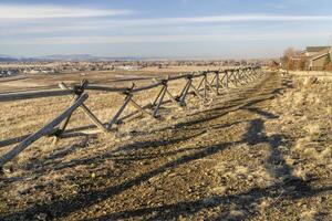 houten hek en aarde fietsen spoor langs een woon- Oppervlakte Bij Colorado uitlopers foto