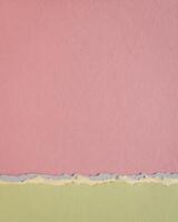 abstract papier landschap in roze en groen pastel tonen - verzameling van handgemaakt vod papieren foto