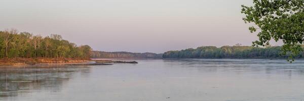 panoramisch visie van voorjaar zonsopkomst over- de Missouri rivier- Bij dalton billen, ma foto