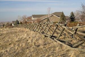 houten hek en aarde spoor langs een woon- Oppervlakte Bij Colorado uitlopers foto