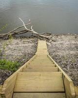 steil houten trap leidend naar beneden naar water Aan een kust van de Missouri rivier- Bij lupus, ma foto