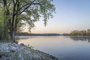 kalmte voorjaar dageraad over- Missouri rivier- Bij dalton billen, lente landschap foto