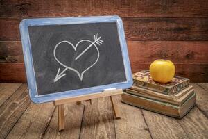 hart doorboord door pijl, een modern symbool van seksueel liefde, wit krijt schetsen Aan schoolbord, Valentijnsdag dag concept foto