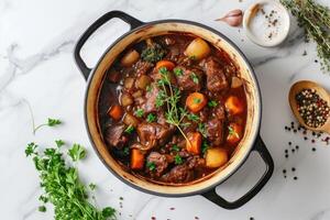 ai gegenereerd boeuf Bourguignon in pan Aan wit marmeren keuken achtergrond. generatief ai foto