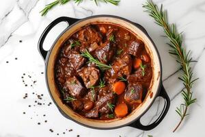 ai gegenereerd boeuf Bourguignon in pan Aan wit marmeren keuken achtergrond. generatief ai foto