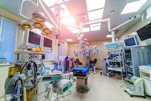 modern chirurgie kamer. in werking theater. modern uitrusting in kliniek. noodgeval kamer. foto