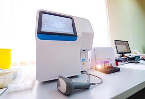 modern automatisch machine. centrifuge voor bloed en urine testen. detailopname foto
