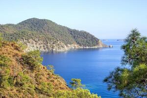 paradijs visie Aan zomer middellandse Zee kust- landschap met schoon blauw zee en majestueus bergen. cirali, Antalya provincie in kalkoen. foto