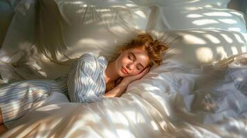 ai gegenereerd een jong vrouw slapen in een wit Blauw gestreept pyjama- Aan een wit bed in de kamer , ai gegenereerd foto