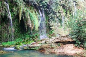 visie Aan een mooi waterval in groen regenwoud. kursunlu waterval in de buurt naar antalya, kalkoen. foto