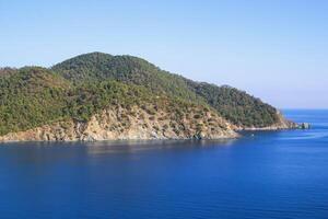 paradijs visie Aan zomer middellandse Zee kust- landschap met schoon blauw zee en majestueus bergen. cirali, Antalya provincie in kalkoen. foto