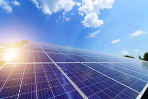 zonne- energie panelen. fotovoltaïsche macht levering systemen. zonne- macht fabriek. de bron van ecologisch hernieuwbaar energie. foto