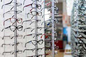 rij van bril Bij een opticiens. bril winkel. staan met bril in de op te slaan van optiek. vitrine met bril in modern oogheelkundig op te slaan. detailopname. foto