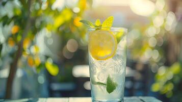 ai gegenereerd bevroren limonade verfrissing gegarneerd met munt en citroen tegen helder en luchtig achtergrond foto