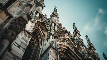 ai gegenereerd ingewikkeld details en opvallend architectuur een detailopname van een gotische stijl kathedralen overladen facade foto