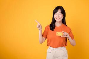 knap Aziatisch vrouw presenteren een credit kaart, demonstreren de gemak van online boodschappen doen en digitaal betalingen. foto
