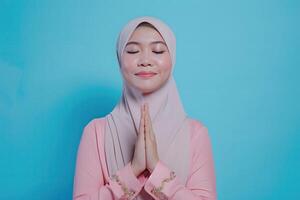 ai gegenereerd mooi Aziatisch moslim vrouw met een stralend glimlach, maken een eid mubarak groet gebaar, geïsoleerd Aan een schoon achtergrond, vertegenwoordigen de concept van religieus levensstijl foto