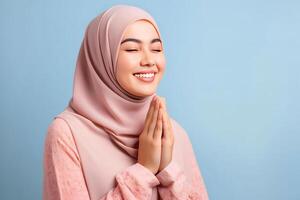 ai gegenereerd mooi Aziatisch moslim vrouw met een stralend glimlach, maken een eid mubarak groet gebaar, geïsoleerd Aan een schoon achtergrond, vertegenwoordigen de concept van religieus levensstijl foto