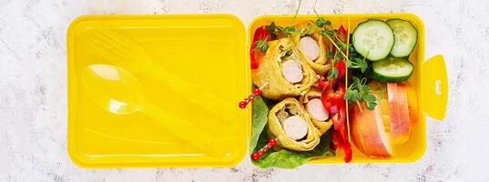 school- lunch doos met worst rollen in omelet met lavash. lunchbox. keto lunch. top visie, vlak leggen foto