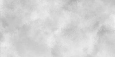 abstract bewolkt zilver inkt effect wit papier textuur, oud en korrelig wit of grijs grunge textuur, zwart en witter achtergrond met gezwollen rook, wit achtergrond illustratie. foto