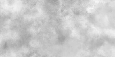 abstract bewolkt zilver inkt effect wit papier textuur, oud en korrelig wit of grijs grunge textuur, zwart en witter achtergrond met gezwollen rook, wit achtergrond illustratie. foto