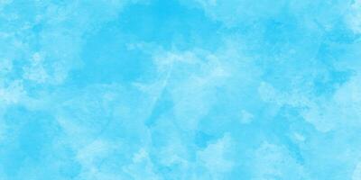 abstract pastel kleur waterverf schilderij zacht getextureerde Aan nat wit papier, zacht blauw waterverf plons beroerte textuur, levendig blauw waterverf verf met spatten, lucht wolken met waterverf Aan blauw. foto