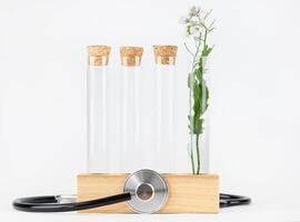 geneeskunde en alternatief genezing. stethoscoop en glas flesjes Aan wit achtergrond foto