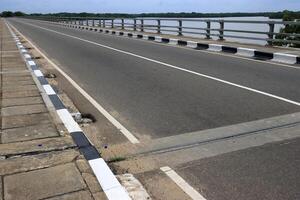 groot brug over- de rivier- foto